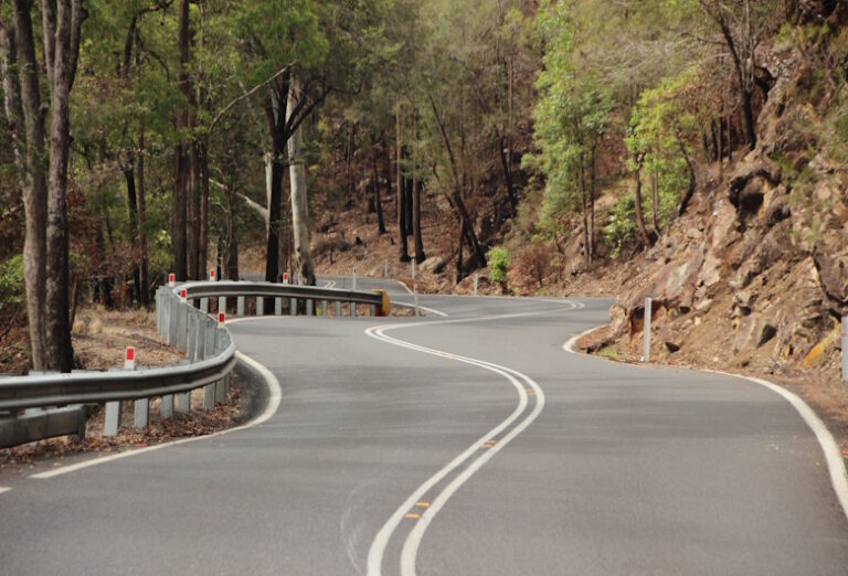 7-Penyebab-Jalan-Aspal-Bergelombang-yang-Membahayakan-Pengendara-Geometa