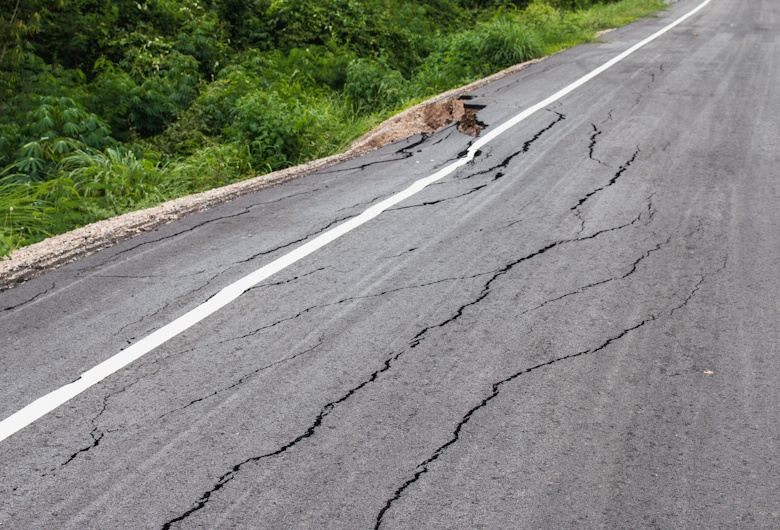 Kenapa-Jalan-Baru-Cepat-Retak-Ini-4-Kesalahan-Fatal-Kontraktor-Geometa