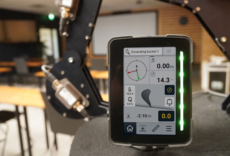 Mesin-Kontrol-pada-Alat-Berat-Cara-Kerja-dan-Perannya-dalam-Proyek-Jalan-Geometa