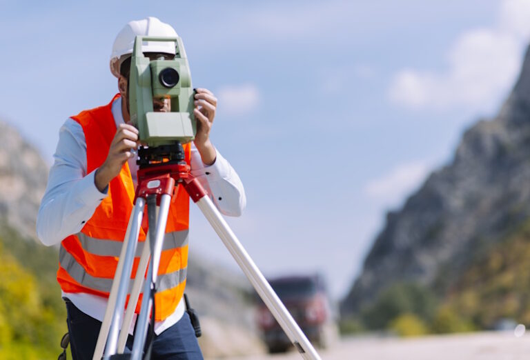Metode-Levelling-Tanah-untuk-Konstruksi-Dari-Manual-hingga-Teknologi-Laser-dan-GPS-Geometa